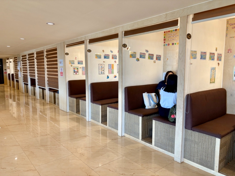 フィリピン留学 Cebu21 - SMEAG ENCANTO-class rooms&information boad-1